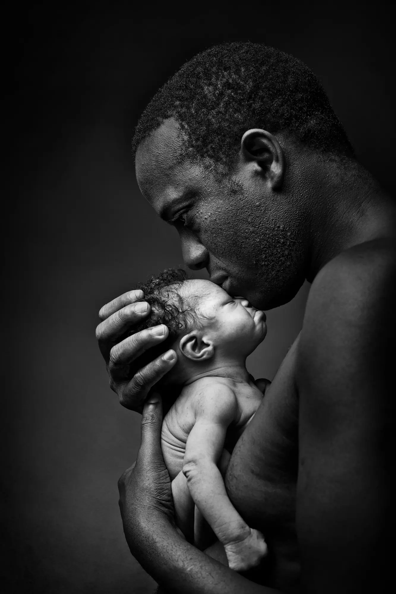 E pais. Фотосессия младенцев. Фотосессия с новорожденным. Черно белая фотосессия с малышом. Фото младенца.